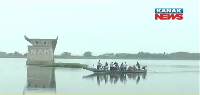 ଅସ୍ତରଙ୍ଗ ତଳଦା ଦୀପାଂଚଳରୁ ଆସିଲା ନିଆରା ଚିତ୍ର : ଟିକା ନେବା ପାଇଁ ଡ଼ଙ୍ଗା ନଦୀ ପାର ହେଲେ ଲୋକେ