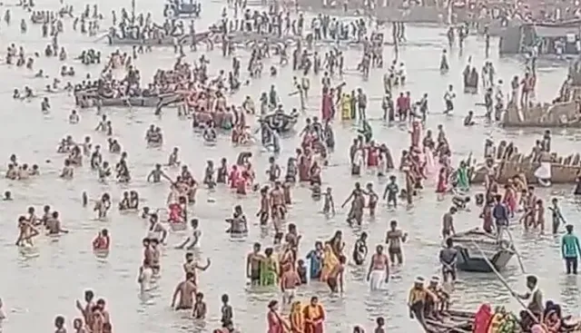 ମାନିଲେନି କଟକଣା....ନିୟମ ଭାଙ୍ଗି ଗଙ୍ଗାରେ ବୁଡ଼ ପକାଇଲେ ଶହ ଶହ ଲୋକେ ।