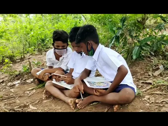 ୟୁଟ୍ୟୁବ ଲାଇଭ ଷ୍ଟ୍ରିମିଂ ପାଠପଢ଼ାରେ ହଇରାଣ ହେଉଛନ୍ତି ଗାଁ ଗହଳିର ପିଲା । କେଉଁଠି ନେଟୱାର୍କ ନାହିଁ ତ ଆଉ କେଉଁଠି ନାହିଁ ମୋବାଇଲ ।