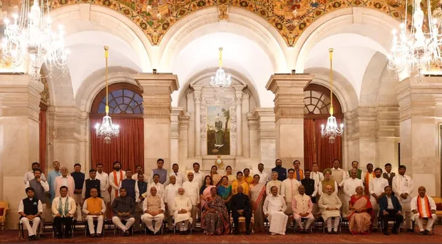 ମୋଦୀଙ୍କ ମନ୍ତ୍ରୀମଣ୍ଡଳ ସମ୍ପ୍ରସାରଣ । ଶପଥ ନେଲେ ୪୩ ଜଣ ମନ୍ତ୍ରୀ । ଜାଣନ୍ତୁ, କାହାକୁ କ୍ୟାବିନେଟ୍ ପାହ୍ୟା, କାହାକୁ ରାଷ୍ଟ୍ରମନ୍ତ୍ରୀ ପାହ୍ୟା?