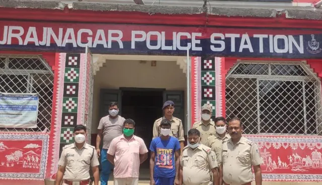 ସପ୍ତାହେ ଭିତରେ ଚୋର ଧରାପଡିଲା । ଚୋରି ହୋଇଥିବା ୫ ଲକ୍ଷ ଟଙ୍କାର ସୁନା ଓ ରୂପା ଜବତ କଲା ବ୍ରଜରାଜନଗର ପୋଲିସ । 