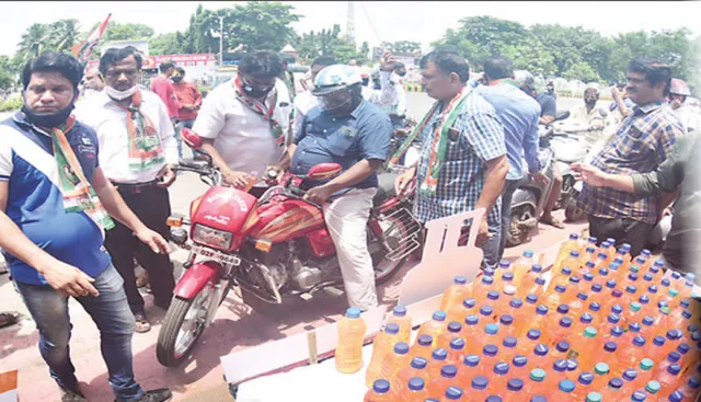 ପେଟ୍ରୋଲ୍ ବିକିଲା କଂଗ୍ରେସ । ମାର୍କେଟ୍ ବିଲ୍ଡିରେ ପେଟ୍ରୋଲ୍ ଲିଟର ପିଛା ୮୦ ଟଙ୍କାରେ ବିକ୍ରିଲା କଂଗ୍ରେସ