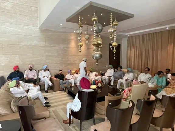 ପଞ୍ଜାବ କଂଗ୍ରେସ ଦୁଇଫାଳ । ଆଜି ଦୁଇ ନେତାଙ୍କ ଶକ୍ତି ପ୍ରଦର୍ଶନ, ସିଦ୍ଧୁଙ୍କ ବାସଭବନରେ ପହଂଚିଲେ ୬୨ ବିଧାୟକ