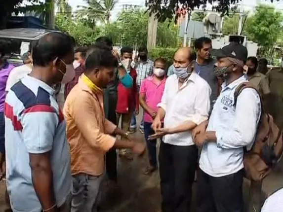 ରୋଗୀ ମୃତ୍ୟୁକୁ ନେଇ ଭୁବନେଶ୍ୱରର ଘରୋଇ ହସ୍ପିଟାଲରେ ଉତ୍ତେଜନା । ଭୁଲ ଚିକିତ୍ସା ପାଇଁ ମୃତ୍ୟୁ ଅଭିଯୋଗ ଆଣିଲେ ପରିବାର ଲୋକ, ପୋଲିସ ପହଞ୍ଚି ଆରମ୍ଭ କଲା ତଦନ୍ତ ।