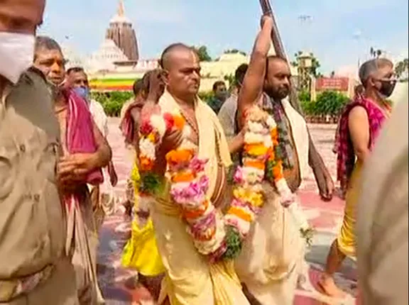 କୋଭିଡ କଟକଣାରେ ଚାଲିଛି ଘୋଷଯାତ୍ରା ନୀତିକାନ୍ତି । ରଥ ଖଳାକୁ ଆସିଲା ଶ୍ରୀଜୀଉଙ୍କ ଆଜ୍ଞାମାଳ, ସିଂହଦ୍ୱାର ଚକଡାକୁ ଯିବ ତିନି ରଥ