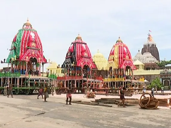 କୋଭିଡ କଟକଣାରେ ଚାଲିଛି ଘୋଷଯାତ୍ରା ନୀତିକାନ୍ତି । ରଥ ଖଳାକୁ ଆସିଲା ଶ୍ରୀଜୀଉଙ୍କ ଆଜ୍ଞାମାଳ, ତିନି ରଥର ଦକ୍ଷିଣ ମୋଡ ପରେ ସିଂହଦ୍ୱାର ଚକଡାକୁ ଟାଣି ଆଣିଲେ ସେବାୟତ