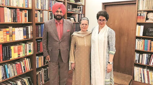 ପଞ୍ଜାବ ରାଜନୀତିରେ ଖୋଲୁଛି ସାମାଧାନର ବାଟ । କଂଗ୍ରେସ ସୁପ୍ରିମୋ ସୋନିଆ ଗାନ୍ଧୀଙ୍କୁ ଭେଟିଲେ ବରିଷ୍ଠ ନେତା ନବଜ୍ୟୋତ ସିଂହ ସିଦ୍ଦୁ 