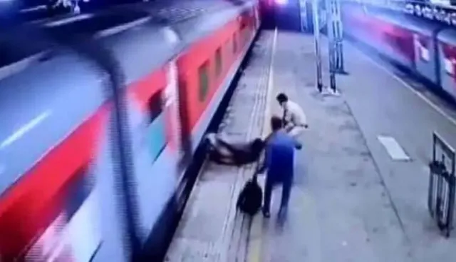 ଚଳନ୍ତା ଚ୍ରେନରେ ଚଢୁ ଚଢୁ ତଳକୁ ଖସିପଡ଼ିଲେ ଯାତ୍ରୀ । ଦେବଦୂତ ସାଜି ଜୀବନ ବଞ୍ଚାଇଲେ ଆରପିଏଫ୍ ଯବାନ ।