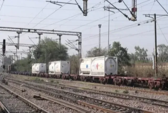 ବିପଦ ବେଳେ ବାଂଲାଦେଶକୁ ସହାୟତାର ହାତ ବଢାଇଲା ଭାରତ, ପଠାଇଲା ୨୦୦ ମେଟ୍ରିକ ଟନ୍ ତରଳ ଅକ୍ସିଜେନ