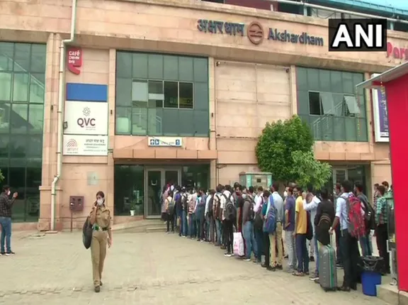 ଦିଲ୍ଲୀରେ ପୂର୍ଣ୍ଣ କ୍ଷମତାରେ ମେଟ୍ରୋ ଓ ବସ୍ ସେବା ଆରମ୍ଭ : ଷ୍ଟେସନରେ ପ୍ରବଳ ଭିଡ, ଭୁଲିଗଲେ ସାମାଜିକ ଦୂରତା 