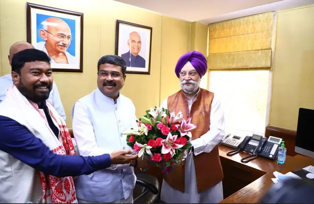 ପେଟ୍ରୋଲିୟମ ମନ୍ତ୍ରୀ ଭାବେ ଦାୟିତ୍ୱ ନେଲେ ହରଦୀପ ସିଂହ ପୁରୀ : ଧର୍ମେନ୍ଦ୍ର ପ୍ରଧାନଙ୍କଠାରୁ ଗ୍ରହଣ କଲେ ଦାୟିତ୍ୱ