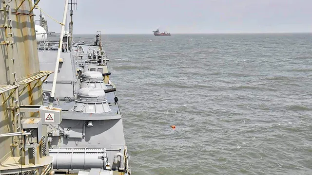 ସମୁଦ୍ର ମଝିରେ ଖରାପ ହେଇଗଲା ଏମ ଭି କଞ୍ଚନ ଜାହାଜ । ପ୍ରତିକୂଳ ପରିସ୍ଥିତିକୁ ଖାତିର ନକରି ଉଦ୍ଧାର ପାଇଁ ଆଗେଇ ଆସିଲା ଏମଭି ହରମିଜର