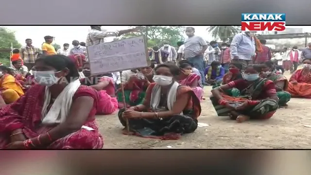 ଗୋଟିଏ ଗାଁର ୬୦ ପରିବାରଙ୍କୁ ବାସନ୍ଦ : ଥାନା ଆଗରେ ଧାରଣା ଦେଲେ ପୀଡିତ ପରିବାର, ବୈଠକକୁ ନଯିବାରୁ କରାଯାଇଛି ବାସନ୍ଦ