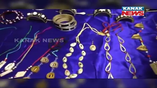 ବାଉଁଶରେ ତିଆରି ହେଉଛି ଭଳିକି ଭଳି ଅଳଙ୍କାର । ରାୟଗଡା ଚାନ୍ଦିଲି ଗାଁର ଆଦିବାସୀ ଯୁବତୀଙ୍କ ପ୍ରୟାସ, ମାସକୁ ୧୦ରୁ ୧୨ ହଜାର ଟଙ୍କା ପର୍ଯ୍ୟନ୍ତ କରୁଛନ୍ତି ରୋଜଗାର ।