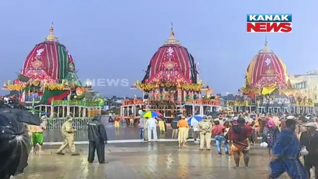 ସିଂହଦ୍ୱାର ସାମ୍ନାରେ ପହଞ୍ଚିଲା ତିନି ଠାକୁରଙ୍କ ରଥ । ଶ୍ରୀଜିଉ ପହଞ୍ଚିବା ପରେ ଗୀତଗୋବିନ୍ଦ ଗାନ କଲେ ସେବାୟତ