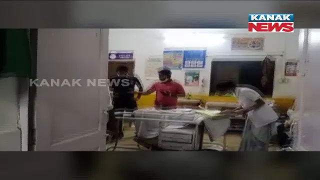 କଳାହାଣ୍ଡି ଧର୍ମଗଡ ମେଡିକାଲରେ ଦୁଇ ନିଶାଶକ୍ତ ଯୁବକଙ୍କ ଉନ୍ମତକାଣ୍ଡ : ରୋଗୀଙ୍କୁ ଛାଡିବାକୁ କେନ୍ଦ୍ରକରି ହସ୍ପିଟାଲରେ ଭଙ୍ଗାରୁଜା