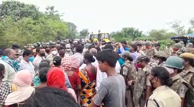 ଜିନ୍ଦଲ ସିମେଂଟ ପ୍ଲାଂଟର ରାସ୍ତା ନିର୍ମାଣକୁ ବିରୋଧ : ପୋଲିସ ସହ ସ୍ଥାନୀୟ ଲୋକ ମୁହାଁମୁହିଁ, ୧୦ ପ୍ଲାଟୁନ୍ ଫୋର୍ସ ମୁତୟନ