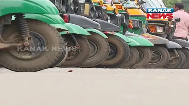 ଲକଡାଉନ ଛଡ଼ାଇ ନେଲା ରୋଜଗାର । ରାସ୍ତା ଉପରେ ଥାଳି ବାଡେଇ ଅଟୋ ଚାଳକଙ୍କ ପ୍ରତିବାଦ । ବ୍ୟାଙ୍କ ଇଏମଆଇ କୋହଳ କରିବାକୁ ଦାବି ।