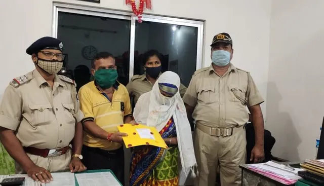 ଭୋର ସମୟରେ ହେଉଥିଲା ଧଳାଜହର କାରବାର । ଜଣେ ମହିଳା ବେପାରୀଙ୍କ ସମେତ ୨ ଗିରଫ, ୧୫ ଲକ୍ଷ ଟଙ୍କାର ବ୍ରାଉନସୁଗାର ଜବତ କଲା ଜଳେଶ୍ୱର ପୋଲିସ ।