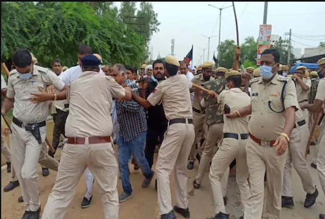 ହରିଆଣା ପୋଲିସର ବର୍ବରତା । ମୁଖ୍ୟମନ୍ତ୍ରୀଙ୍କୁ ବିରୋଧ କରିବାରୁ କୃଷକଙ୍କ ଉପରେ ଲାଠିଚାର୍ଜ, ରାଜ୍ୟର ବିଭିନ୍ନ ଟୋଲପ୍ଲାଜା ଆଗରେ କୃଷକଙ୍କ ଧାରଣା