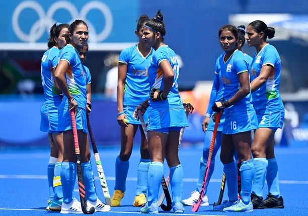 କିଛି ସମୟ ପରେ ବଡ଼ ଲଢ଼େଇ ପାଇଁ ଟୋକିଓରେ ପଡ଼ିଆକୁ ଓହ୍ଲାଇବ ଭାରତୀୟ ମହିଳା ହକି ଦଳ : ଜିତିଲେ ଫାଇନାଲ ଟିକଟ ସହ ଇତିହାସ ରଚିବ ରାନି ରାମପାଲଙ୍କ ଟିମ୍