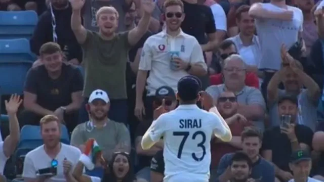 ମହମ୍ମଦ ସିରାଜଙ୍କ ଉପରକୁ ଇଂଲଣ୍ଡ ଦର୍ଶକ ଫିଙ୍ଗିଲେ ବଲ୍, ପଚାରିଲେ ଇଂଲଣ୍ଡର ସ୍କୋର କେତେ? ସିରାଜ କିଛି ଏମିତି ଢଙ୍ଗରେ ଦେଲେ ଉତ୍ତର, ଯାହାର ଭିଡ଼ିଓ ହେଉଛି ଭାଇରାଲ ।