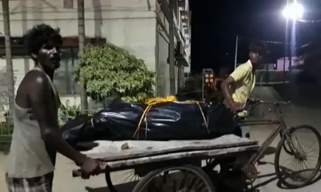 ଟ୍ରଲିରେ ବୁହା ହେଲା ଶବ । ମହାପ୍ରୟାଣ ଗାଡ଼ି ନମିଳିବାରୁ ପତ୍ନୀର ଶବକୁ ଟ୍ରଲିରେ ବୋହିଲେ ସ୍ୱାମୀ ।