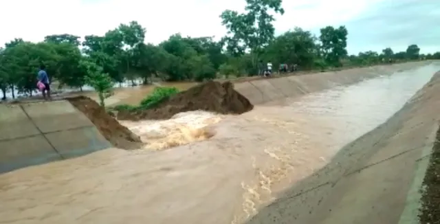 କେନାଲରେ ପାଣି ଆସୁ ଆସୁ ଭୁଶୁଡିଗଲା କଂକ୍ରିଟ୍ କାମ । ଜାନୁୟାରୀରେ ହୋଇଥିଲା ପ୍ରକଳ୍ପର ଉଦଘାଟନ, ଜୁଲାଇରେ ବାଲି ବସ୍ତା ପକାଇ ଚାଲିଛି ତାଲିପକା କାମ୍