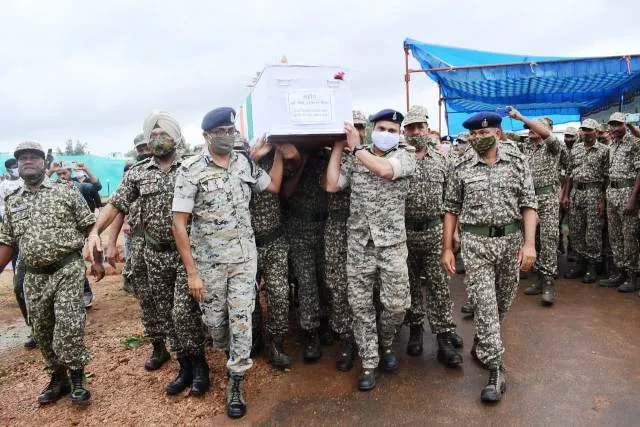 ନକ୍ସଲଙ୍କ ବର୍ବର କାଣ୍ଡ । ନକ୍ସଲ ଗୁଳିକରି ୨ ଯବାନ ସହିଦ,  ଲୁଟିନେଲେ ବନ୍ଧୁକ