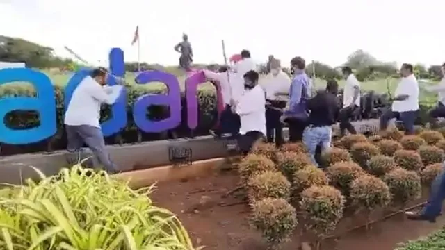 ମୁମ୍ବାଇ ଏୟାରପୋର୍ଟରେ ତୁମୁଳ କାଣ୍ଡ : ନାଁ ପରିବର୍ତ୍ତନକୁ ନେଇ ତାତିଲେ ଶିବସେନା କର୍ମୀ 