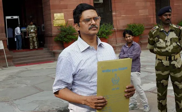 ସୁପ୍ରିମକୋର୍ଟ ଗେଟ୍ ଆଗରେ ପୀଡିତାଙ୍କ ଆତ୍ମହତ୍ୟା ମାମଲା, ପୂର୍ବ ଆଇପିଏସ ଅମିତାଭ ଠାକୁର ଗିରଫ