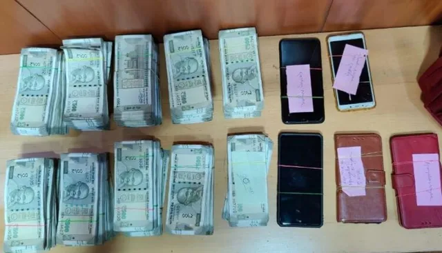 ସାଙ୍ଗଙ୍କ ସହ ମିଶି ଲୁଟ୍ କରିଥିଲେ, ପୋଲିସକୁ ଭୁଆଁ ବୁଲାଉଥିଲେ । ସିସିଟିଭି ଧରାଇଦେଲା ପୂରା ସତ, ମାଟି ତଳୁ ୨୧ ଲକ୍ଷ ଟଙ୍କା ହେଲା ଜବତ ।