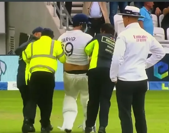 ରୋହିିତ ଶର୍ମା ଆଉଟ ହେବା କ୍ଷଣି ଟିମ୍ ଇଣ୍ଡିଆର ଜର୍ସି ପିନ୍ଧି ବ୍ୟାଟିଂ କରିବାକୁ ଆସିଲେ ଜ୍ରାଭୋ । ସୋସିଆଲ ମିଡ଼ିଆରେ ଭାଇରାଲ ହେଲା ଭିଡ଼ିଓ ।