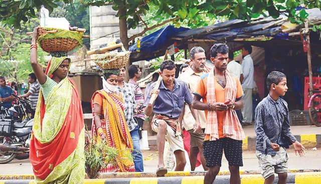 ହୋଇପାରୁନି ଆଧାରକାର୍ଡ ସହ ପାସବୁକ ଲିଙ୍କ୍ । କୋଭିଡ ସହାୟତାରୁ ବଞ୍ଚିତ ଲକ୍ଷ ଲକ୍ଷ ଶ୍ରମିକ ।
