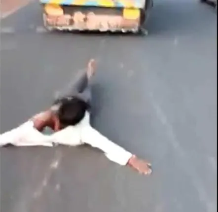 ମଧ୍ୟପ୍ରଦେଶ ନିମଚରେ ଅମାନବୀୟ କାଣ୍ଡ । ଚୋର ସନ୍ଦେହରେ ଆଦିବାସୀ ଯୁବକକୁ ନିସ୍ତୁକ ମାଡ ପରେ ଗାଡି ପଛପଟେ ବାନ୍ଧି ଘୋଷାଡିଲେ ଦୁର୍ବୃତ୍ତ, ଚିକିତ୍ସାଧିନ ଅବସ୍ଥାରେ ଯୁବକର ମୃତ୍ୟୁ