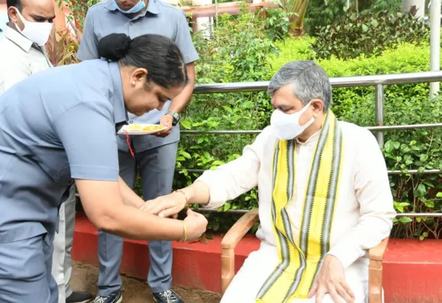 ରେଳମନ୍ତ୍ରୀଙ୍କ ହାତରେ ରାକ୍ଷୀ ବାନ୍ଧିଲେ ମହିଳା ସୁରକ୍ଷା କର୍ମୀ । ସେପଟେ ମାଆ ମାଣିକେଶ୍ୱରୀଙ୍କ ଦର୍ଶନ ପରେ ଅଶ୍ୱିନୀ କହିଲେ, ଖୁବଶୀଘ୍ର ଆରମ୍ଭ ହେବ ନର୍ଲା ଇଲେକ୍ଟ୍ରି  ରେଳ ଇଞ୍ଜିନ ମରାମତି କାରଖାନା ।