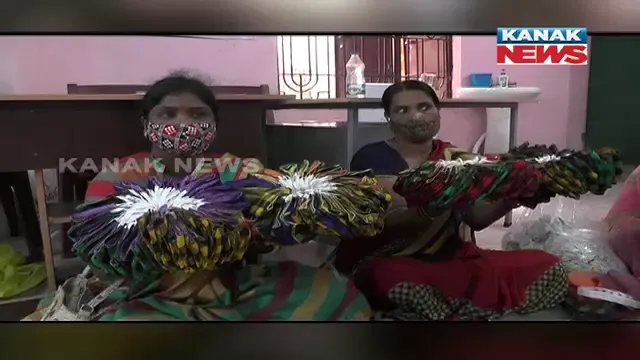 ମାସ୍କ ତିଆରି ଦେଇଛିି ମହିଳାଙ୍କୁ ରୋଜଗାର । ସ୍ୱୟଂସହାୟିକା ଗୋଷ୍ଠୀର ୧୯୦ଜଣ ମହିଳା ମାସକୁ କରୁଛନ୍ତି ୧୫ ହଜାର ପର୍ଯ୍ୟନ୍ତ ରୋଜଗାର
