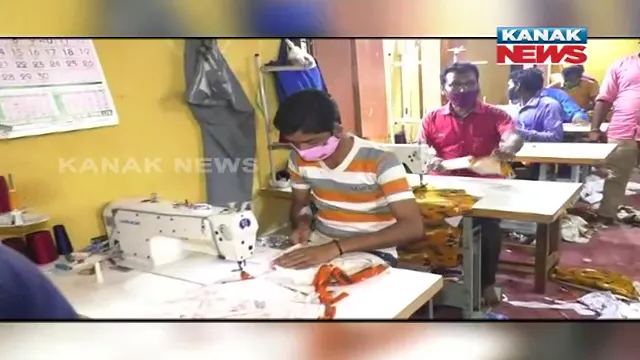 ପୋଷାକ ତିଆରି କରିଛି ସ୍ୱାବଲମ୍ବୀ । ରୁପସାର ରବୀନ୍ଦ୍ରଙ୍କ ପୋଷାକ କାରଖାନାରେ ଚାଲିଛି ବରମୁଡ଼ା ତିଆରି