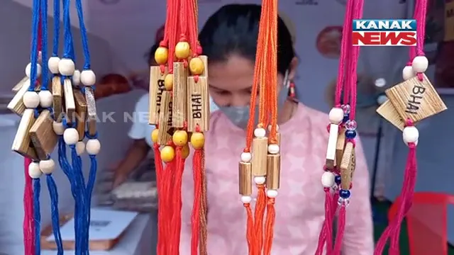 ବାଉଁଶରେ ତିଆରି ହେଉଛି ରାକ୍ଷୀ । ପାଠ ପଢୁଆ ଆଦିବାସୀ ଝିଅଙ୍କ ରୋଜଗାରର ମାଧ୍ୟମ ପାଲଟିଛି ବାଉଁଶ ରାକ୍ଷୀ ।