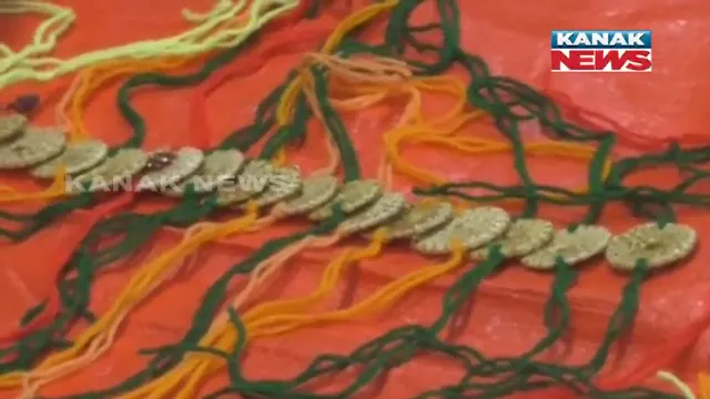 କାଇଁଚ ରାକ୍ଷୀର ବଢୁଛି  ଚାହିଦା । ଆକର୍ଷଣୀୟ ସାଙ୍ଗକୁ ବଜାରରେ ମିଳୁଛି ବିଭିନ୍ନ ଡିଜାଇନର ରାକ୍ଷୀ, ପାଖାପାଖି ୪୦ ଜଣଙ୍କୁ ସ୍ୱାବଲମ୍ବୀ କରିଛି କାଇଁଚ ରାକ୍ଷୀ ।