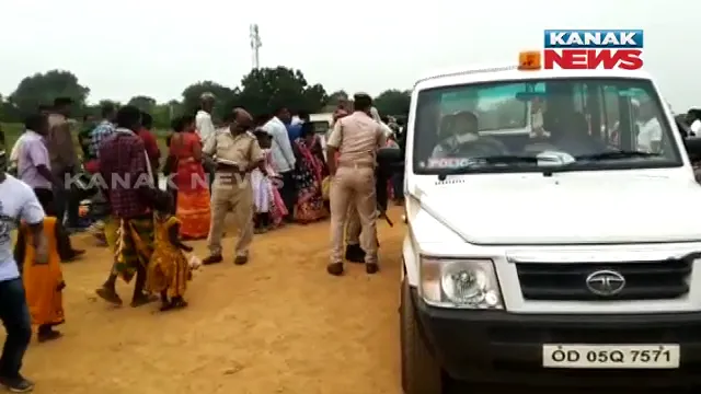 କୋଭିଡ୍ ନିୟମ ରକ୍ଷା କରିବାକୁ ଯାଇ ମାଡ ଖାଇଲା ପୋଲିସ୍ । ଘେରି ଗଲେ ବହୁ ସଂଖ୍ୟାରେ ଲୋକ । ମେଣ୍ଢା ଲଢ଼େଇ ପାଇଁ ଜମିଥିଲା ଗହଳି 