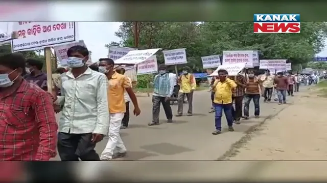 ରାଜରାସ୍ତାକୁ ଓହ୍ଲାଇଲେ ଟେଣ୍ଟ ମାଲିକ ସଂଘ : ୮ ଦଫା ଦାବିରେ ଟେଣ୍ଟମାଲିକ ସଂଘ କଳାହାଣ୍ଡି ଜିଲ୍ଲା ଧର୍ମଗଡରେ ବିକ୍ଷୋଭ ପ୍ରଦର୍ଶନ
