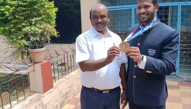 ଅମିତ ରୋହିଦାସଙ୍କ ସଫଳତା ପଛର ସୂତ୍ରଧର ଗୁରୁ ବିଜୟ ଲାକ୍ରା । ୩୦ରୁ ଅଧିକ ଅନ୍ତର୍ଜାତୀୟ ଖେଳାଳିଙ୍କୁ ଦେଇଛନ୍ତି ପ୍ରଶିକ୍ଷଣ ।