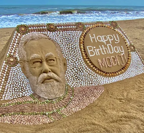 ମୋଦୀଙ୍କୁ ନିଆରା ଢଙ୍ଗରେ ଜନ୍ମଦିନର ଶୁଭେଚ୍ଛା ଜଣାଇଲେ ସୁଦର୍ଶନ । ୨୦୩୫ଟି ଶାମୁକାରେ ଗଢିଲେ ମୋଦୀଙ୍କ ବାଲୁକାକଳା ।