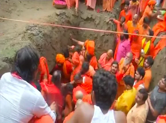 ମହନ୍ତ ନରେନ୍ଦ୍ର ଗିରିଙ୍କୁ ଦିଆଗଲା ଭୂ-ସମାଧି । ପ୍ରୟାଗରାଜର ବାଙ୍ଘମାରି ମଠରେ ମନ୍ତ୍ର ଉଚ୍ଚାରଣ ଭିତରେ ଦିଆଗଲା ସମାଧି । 