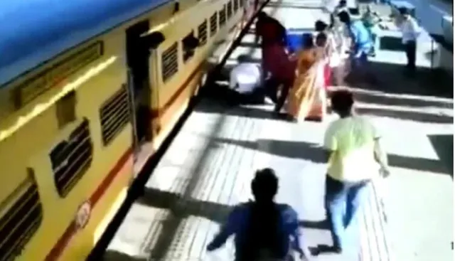 ଦେଖୁ ଦେଖୁ ଟ୍ରେନ ତଳକୁ ଖସିଗଲେ ମହିଳା... ଲୋକଙ୍କ ଯୋଗୁଁ ଏମିତି ବଞ୍ଚିଗଲା ଜୀବନ