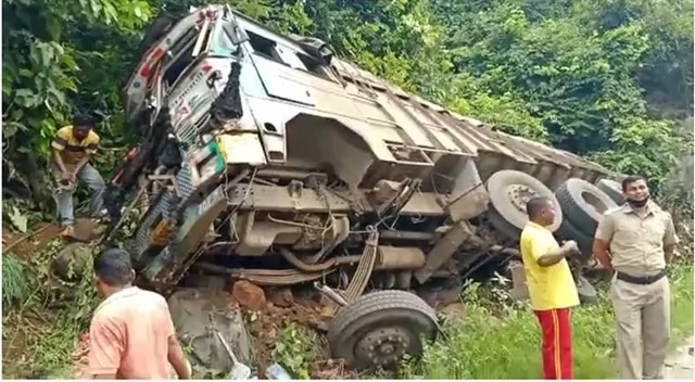 ଦ୍ୱାରଶୁଣୀ ଘାଟିରେ ଦୁର୍ଘଟଣା । ବସକୁ ଧକ୍କା ଦେଲା ଦ୍ରୁତଗାମୀ ଟ୍ରକ, ୨୨ ଆହତ । 