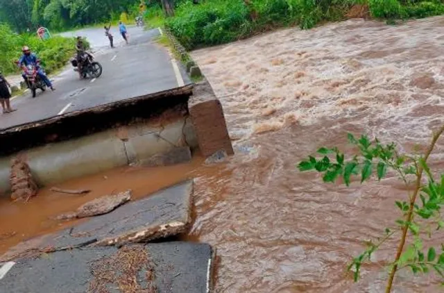 ସାତକୋଶିଆ ରାସ୍ତାରେ ପୋଲ ଭୁଶୁଡିଲା, ଗତ ରାତି ଠାରୁ ଯାତାୟତ ପୂରା ଠପ୍ । 