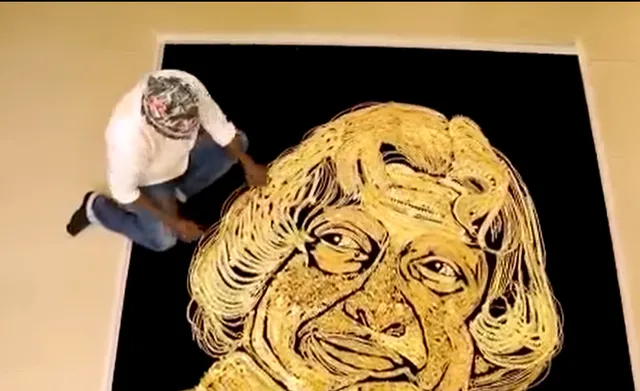 ସୁନା ଅଳଙ୍କାରରେ ଅବଦୁଲ୍ କାଲାମ୍ । ସୁନା ହାର ଆଉ ମୁଦିରେ କଲାମଙ୍କ ପ୍ରତିକୃତି କଲେ ପ୍ରଂଶସକ ।