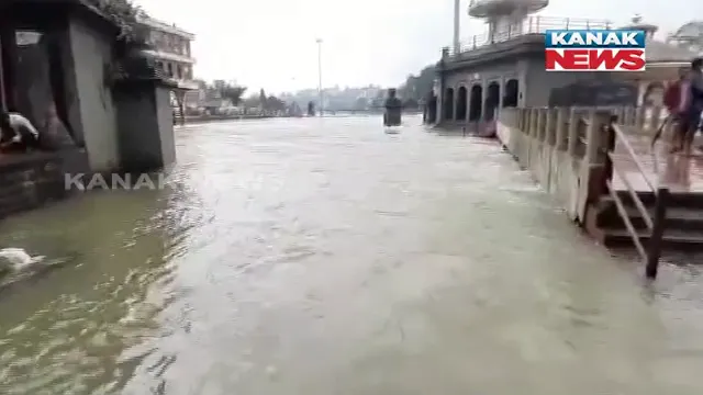 ଲଗାଣ ବର୍ଷା ପରେ ବନ୍ୟା ହେଲା କାଳ । ନାଳ ପାଣିରେ ଭାସିଗଲା କାର, ମନ୍ଦିର ଭିତରେ ପସିଲା ବନ୍ୟା ପାଣି ।